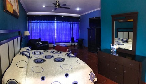 Estudio superior, 1 cama de matrimonio grande, vistas a la ciudad