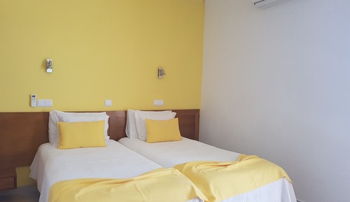 Habitación con 2 camas individuales, balcón, vistas al mar