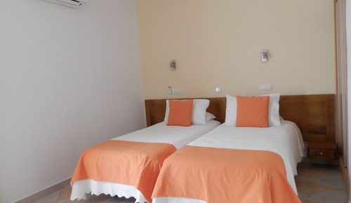 Habitación con 2 camas individuales, balcón, vistas al mar (Top Floor)