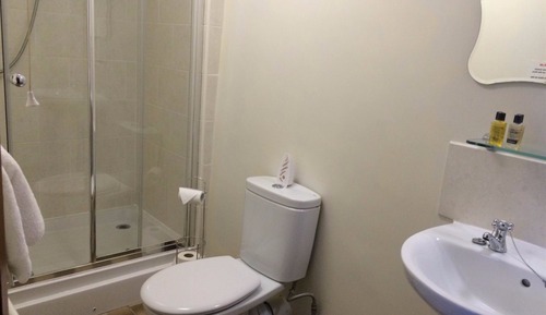 Habitación con 1 cama doble o 2 individuales, baño privado