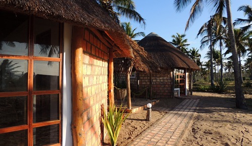 Habitación básica con 1 cama doble o 2 individuales, baño privado, vistas parciales al mar