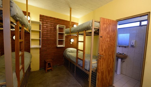 Cama en dormitorio mixto compartido de 8 personas 