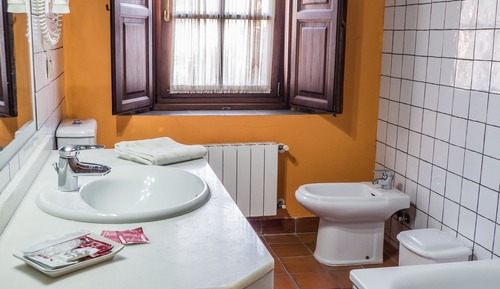 Habitación triple, baño privado (O doble con dos camas)
