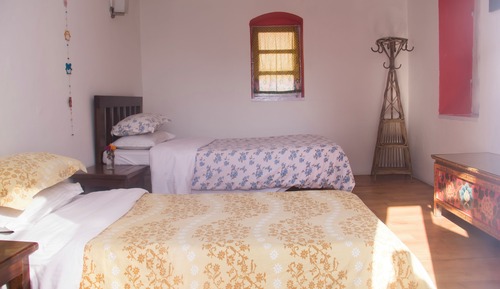 Habitación triple Confort, balcón, en la zona del patio