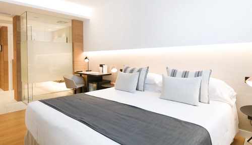 Habitación con 1 cama doble o 2 individuales, balcón