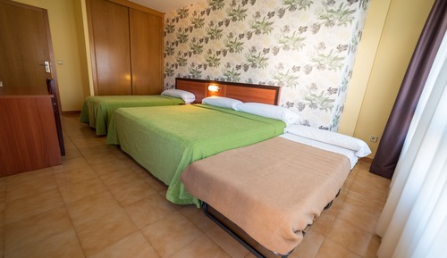 Habitación triple, vistas al jardín