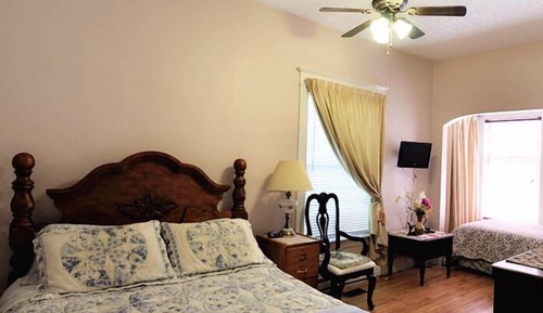 Habitación, baño privado (1 queen bed and 1 single bed )