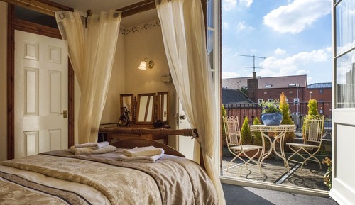 Habitación doble, balcón (Four Poster Bed)