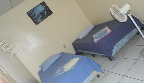 Habitación básica con 2 camas individuales, 2 camas individuales