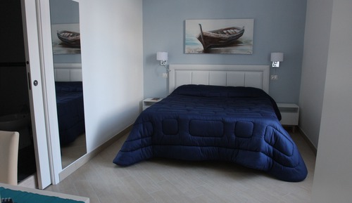Suite junior, 1 cama doble con sofá cama, baño privado, vistas parciales al mar
