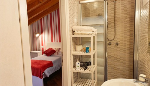 Habitación con 2 camas individuales, 2 camas individuales, baño privado