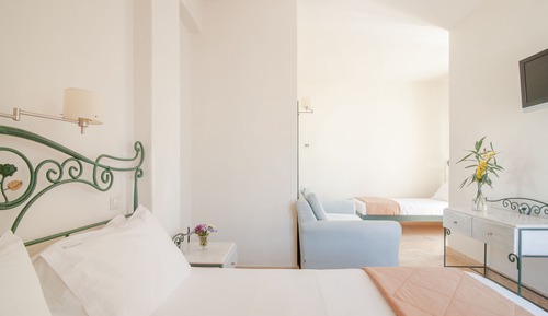 Habitación triple, balcón (Old Harbour View & Garden View)