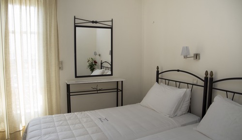 Habitación con 1 cama doble o 2 individuales, balcón, vistas al jardín