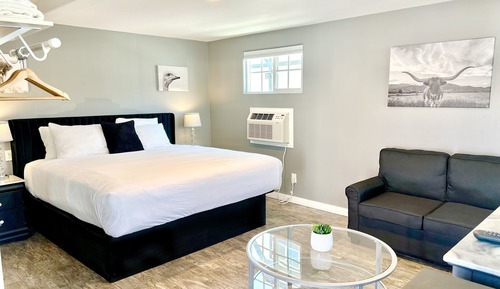 #4 Queen Room with Sofa Bed