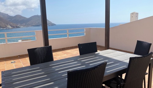 Apartamento de diseño, 3 habitaciones, vistas a la bahía, frente al mar