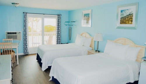 Habitación estándar, 2 camas dobles, balcón, frente al mar (1st Floor )