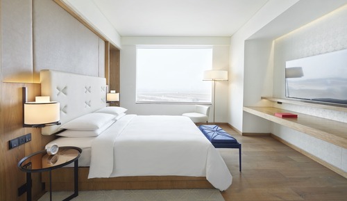 Habitación, 1 cama de matrimonio grande (Runway View)
