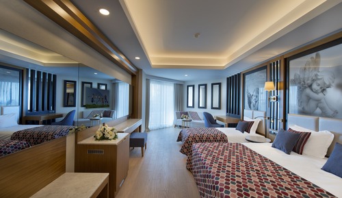Habitación estándar con 1 cama doble o 2 individuales, vistas parciales al mar