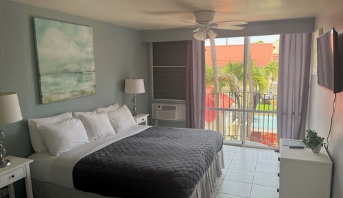 Suite Deluxe, varias camas, cocina básica, vistas al patio