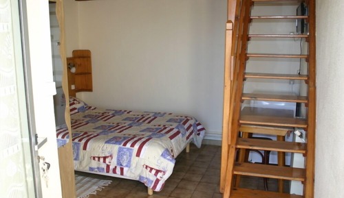 Habitación triple, entresuelo