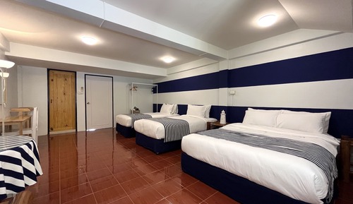 Family Quad Room - 1 Queen 2 Single Beds