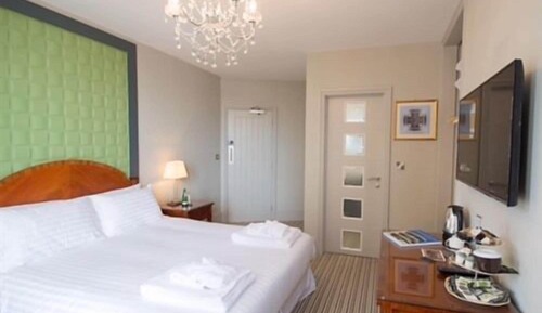 Habitación estándar doble, baño privado, vistas parciales al mar (Room 2)
