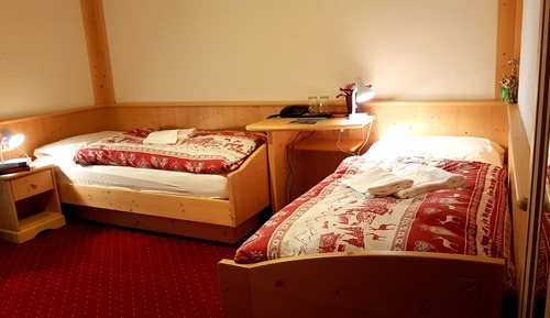 Habitación básica con 2 camas individuales, 2 camas individuales