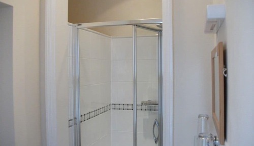 Habitación con 1 cama doble o 2 individuales, baño privado