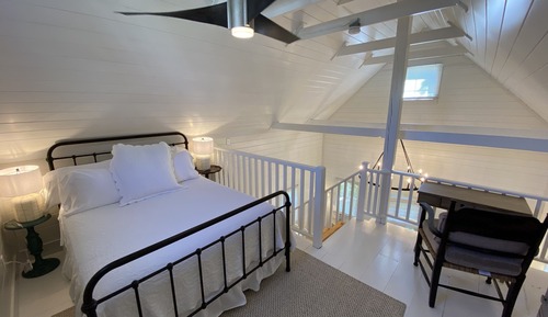 Artist Loft - Queen Bed