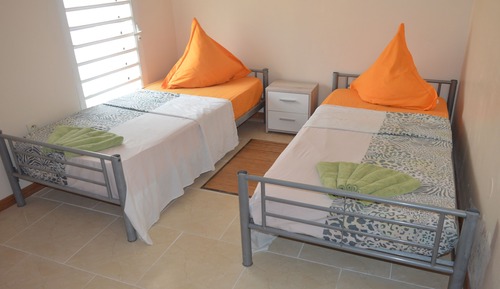 Habitación con 1 cama doble o 2 individuales, baño privado, vistas a la ciudad