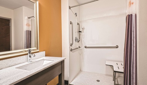 Habitación, 2 camas de matrimonio, no fumadores (Mobility,Hearing,Roll-In Shower)