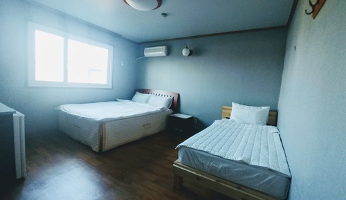 Habitación con 2 camas individuales (1 double bed & 1 single bed)