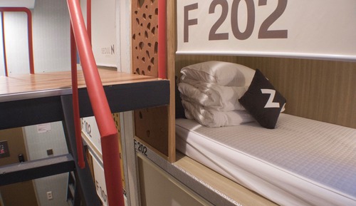 Dormitorio compartido, solo para mujeres (Capsule Bed, Randomly assigned)
