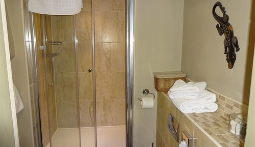Habitación con 1 cama doble o 2 individuales, baño privado (DBL_TWN)