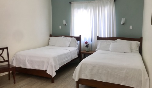Habitación triple estándar, 2 camas dobles, frigorífico, en la zona del patio