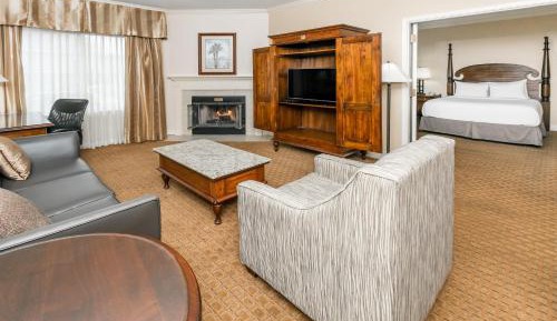 Deluxe King Suite - Non-Smoking