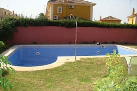 Montequinto Villa | Cama 2..Chalet independiente con piscina