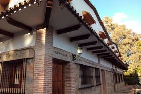 El Colmenar Hostal | Albergue Las Buitreras 1