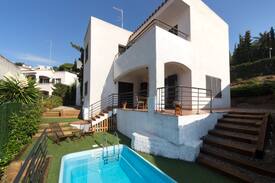 Sant Pol De Mar Villa | Modern villa steps away from the beach in Sant Pol
