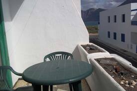 Caleta de Famara Apartamento | Apartment MAKALO in Famara for 4 pe