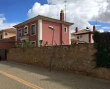 Montequinto Villa | Cama 2..Chalet independiente con piscina