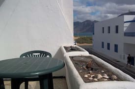 Caleta de Famara Apartamento | Apartment MAKALO in Famara for 4 pe