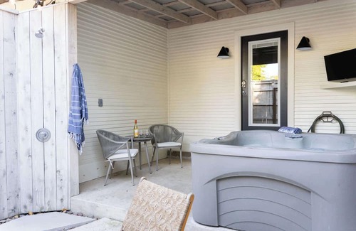 Fredericksburg Apartamento | Hot Tub, King Bed, Walk to Main, Luxe Bath - No. 1