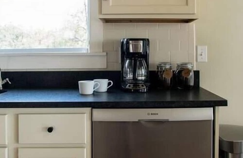 Fredericksburg Casa | Hot Tub, 2 Br, Full Kitchen - Cedar Haus