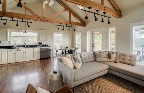 Fredericksburg Casa | Hot Tub, 2 Br, Full Kitchen - Cedar Haus