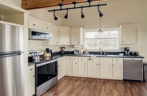 Fredericksburg Casa | Hot Tub, 2 Br, Full Kitchen - Cedar Haus