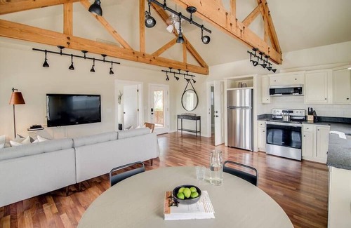 Fredericksburg Casa | Hot Tub, 2 Br, Full Kitchen - Cedar Haus
