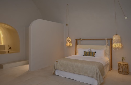 Megalochori Casa | 3 bedroom Family Cave Apartment with terrace, by Element Suites