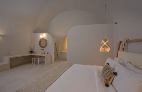 Megalochori Casa | 3 bedroom Family Cave Apartment with terrace, by Element Suites