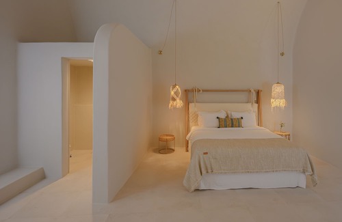 Megalochori Casa | 3 bedroom Family Cave Apartment with terrace, by Element Suites